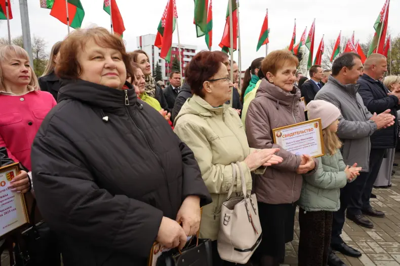 В Октябрьском в Праздник труда  открылась обновленная Доска почета. - 5360483434631