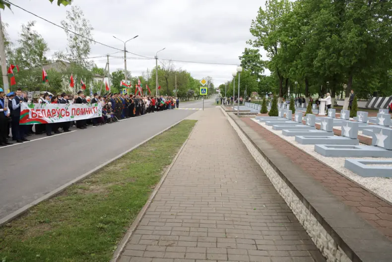В День Победы в Октябрьском  прошел митинг-реквием, который  состоялся на мемориале «Братское кладбище». - 5360570528647