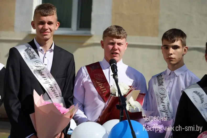 Ленты выпускников, букеты цветов, волнительный перезвон голосов, слезы на глазах родителей… - 5360711257735
