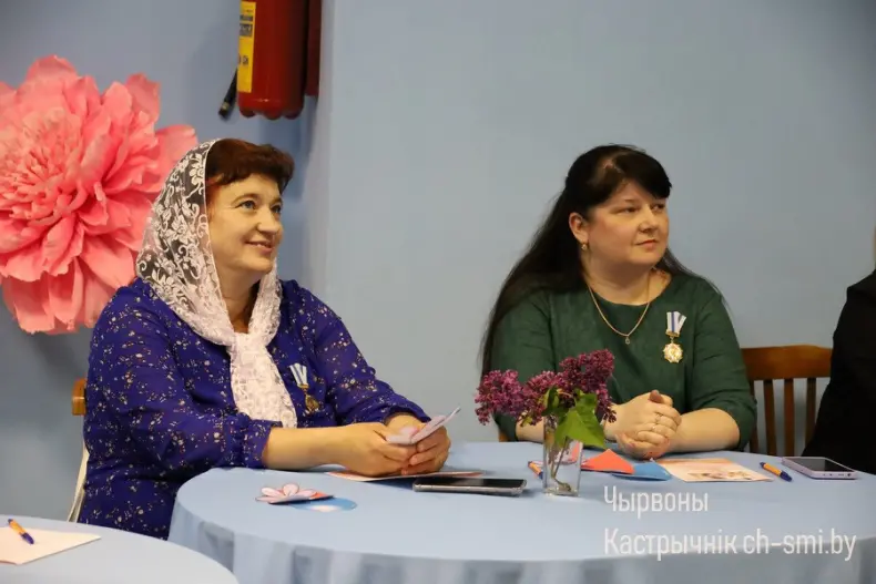 Сегодня в Октябрьском территориальном центре социального обслуживания населения состоялся круглый стол «Женщина-мать, труженица, хранительница семейного очага». - 5360614779783