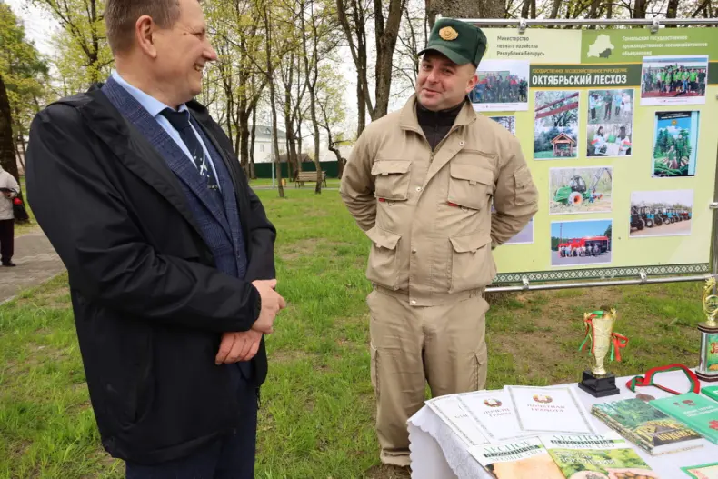 В Октябрьском  в городском сквере прошла  праздничная концертная программа, приуроченная Празднику труда. - 5360483874695