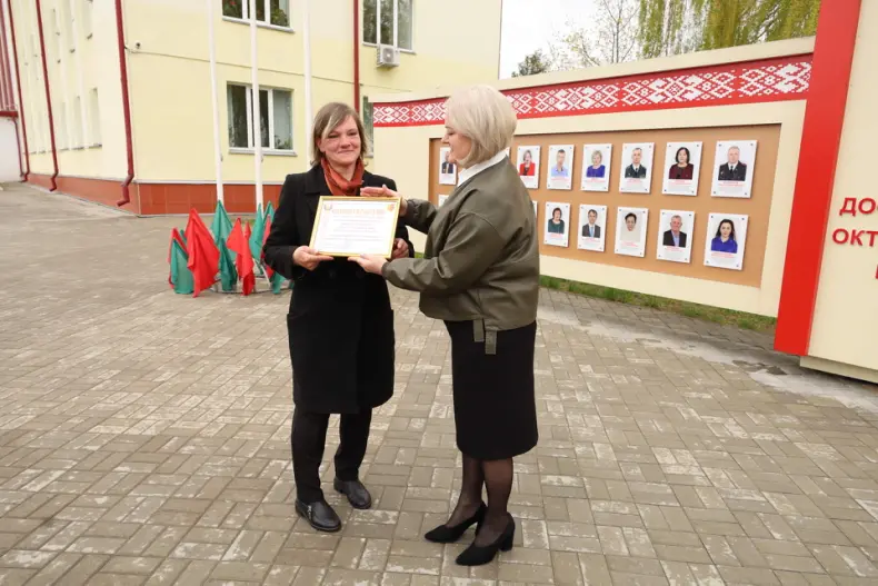 В Октябрьском в Праздник труда  открылась обновленная Доска почета. - 5360483376263