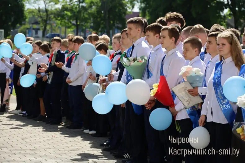 Ленты выпускников, букеты цветов, волнительный перезвон голосов, слезы на глазах родителей… - 5360711254151
