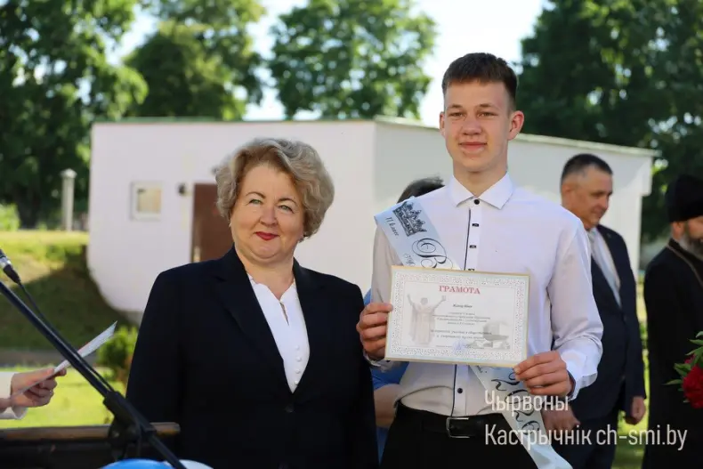 Ленты выпускников, букеты цветов, волнительный перезвон голосов, слезы на глазах родителей… - 5360711299719