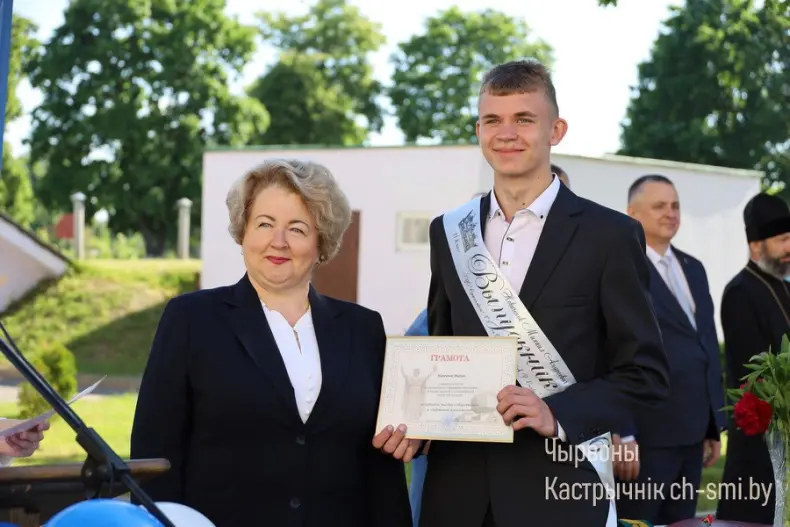 Ленты выпускников, букеты цветов, волнительный перезвон голосов, слезы на глазах родителей… - 5360711299463