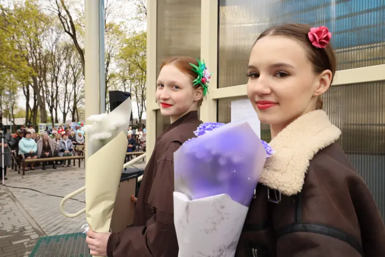 В Октябрьском  в городском сквере прошла  праздничная концертная программа, приуроченная Празднику труда. - 5360483904903