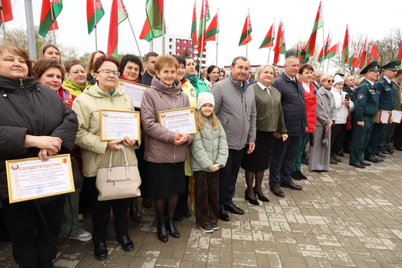 В Октябрьском в Праздник труда  открылась обновленная Доска почета. - 5360483540359