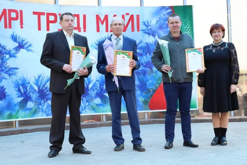 В Октябрьском  в городском сквере прошла  праздничная концертная программа, приуроченная Празднику труда. - 5360483899015