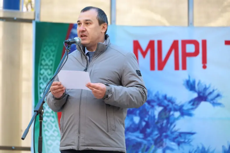 В Октябрьском  в городском сквере прошла  праздничная концертная программа, приуроченная Празднику труда. - 5360483871623