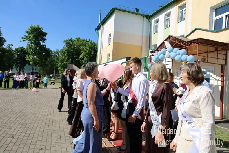 Ленты выпускников, букеты цветов, волнительный перезвон голосов, слезы на глазах родителей… - 5360711260295