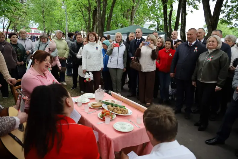 Празднование Дня Победы в Октябрьском продолжилось в городском сквере. - 5360575693959