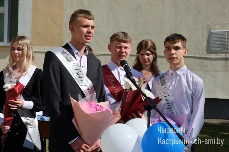 Ленты выпускников, букеты цветов, волнительный перезвон голосов, слезы на глазах родителей… - 5360711257223