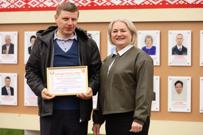 В Октябрьском в Праздник труда  открылась обновленная Доска почета. - 5360483434119
