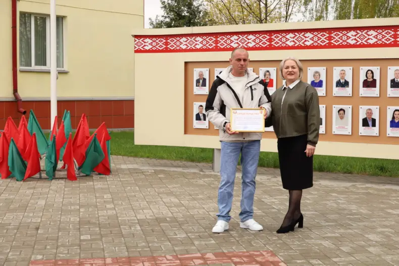 В Октябрьском в Праздник труда  открылась обновленная Доска почета. - 5360483435143