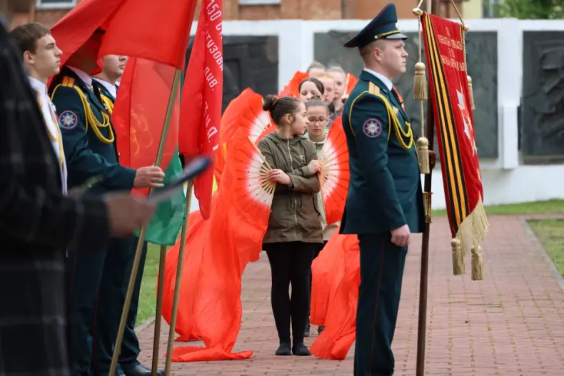 В День Победы в Октябрьском  прошел митинг-реквием, который  состоялся на мемориале «Братское кладбище». - 5360570586503