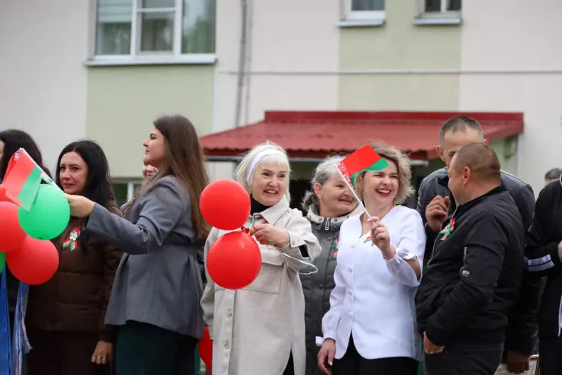 В День Победы в Октябрьском  прошел митинг-реквием, который  состоялся на мемориале «Братское кладбище». - 5360570642311