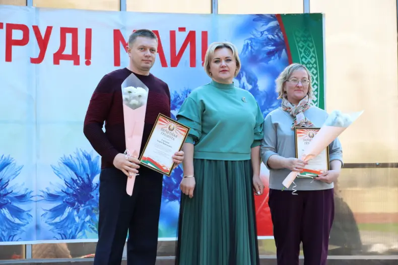 В Октябрьском  в городском сквере прошла  праздничная концертная программа, приуроченная Празднику труда. - 5360483896711