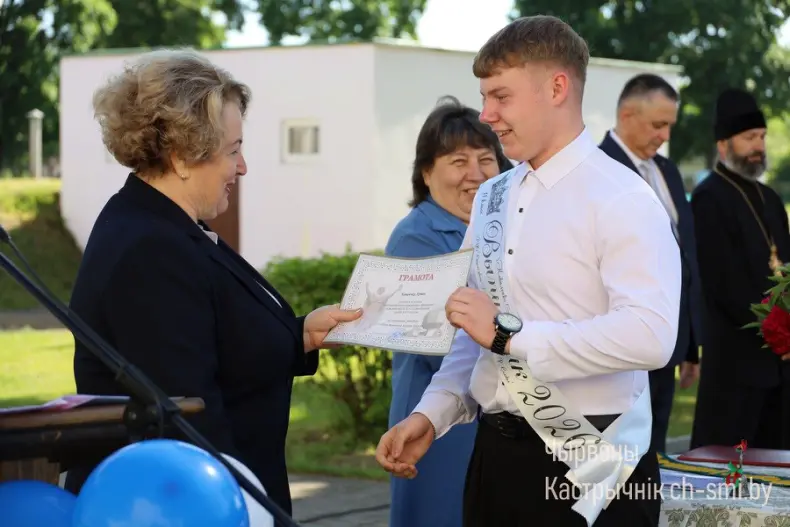 Ленты выпускников, букеты цветов, волнительный перезвон голосов, слезы на глазах родителей… - 5360711299207