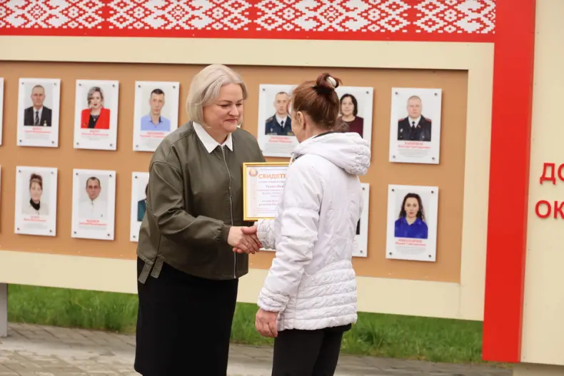 В Октябрьском в Праздник труда  открылась обновленная Доска почета. - 5360483436167