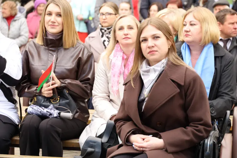 В Октябрьском  в городском сквере прошла  праздничная концертная программа, приуроченная Празднику труда. - 5360483902855