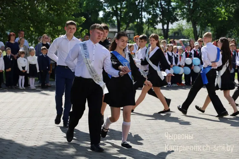 Ленты выпускников, букеты цветов, волнительный перезвон голосов, слезы на глазах родителей… - 5360711255431
