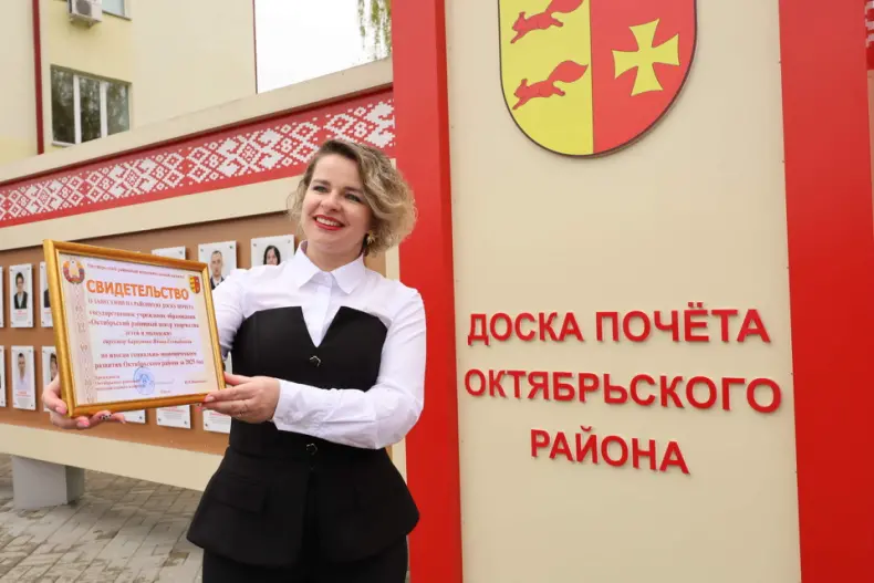 В Октябрьском в Праздник труда  открылась обновленная Доска почета. - 5360483265927
