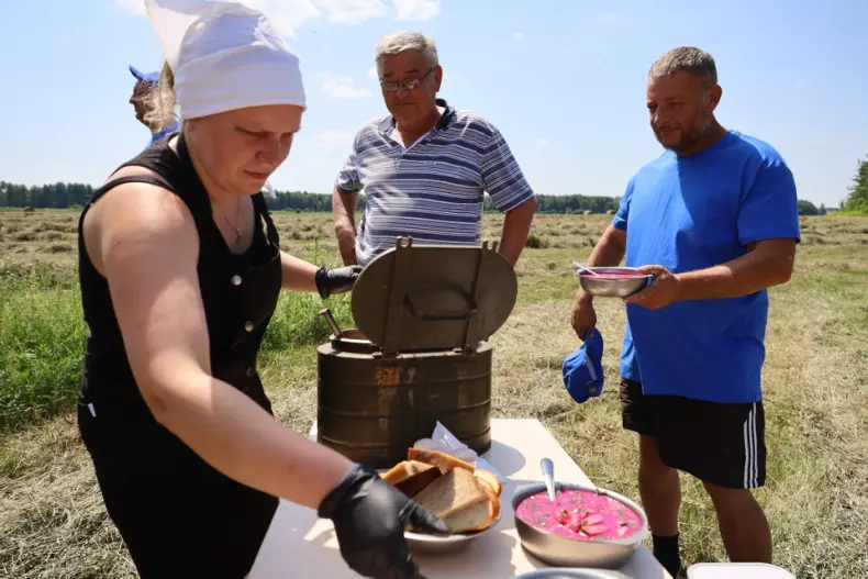 У аграриев Октябрьщины пора горячая и в прямом, и в переносном смысле. - 5361153337223