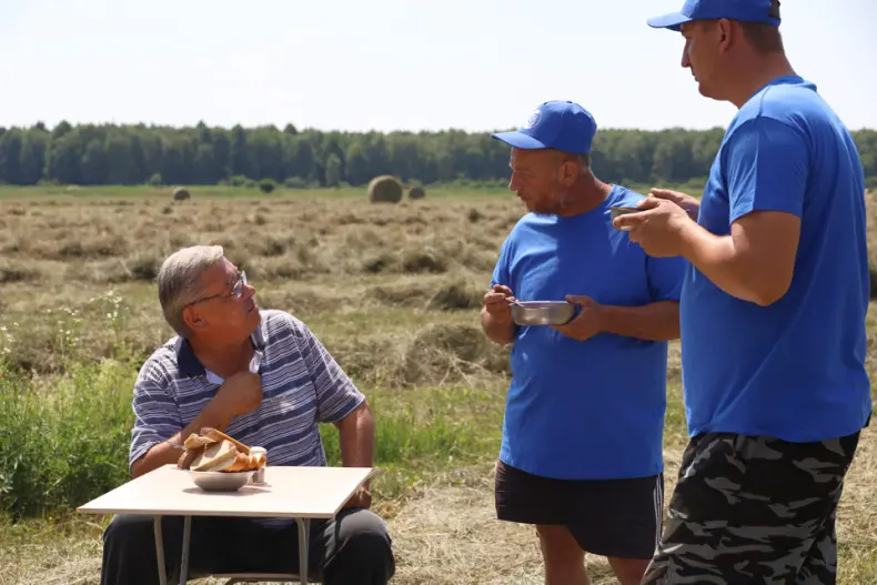У аграриев Октябрьщины пора горячая и в прямом, и в переносном смысле. - 5361153284999