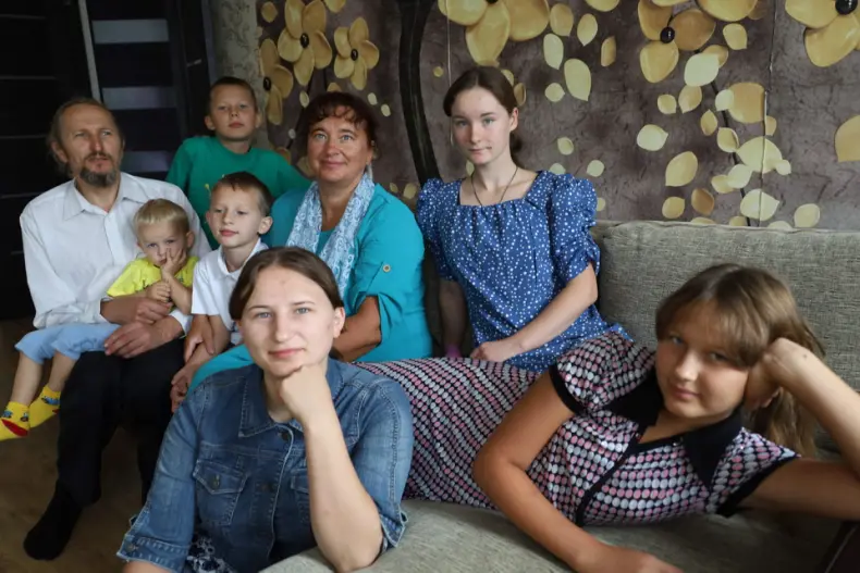 Перед началом нового учебного года подарки от руководства района, депутатского корпуса, общественных организаций, руководитель предприятий и организаций, шефствующих организаций, спонсоров, получают школьники района. - 5361708972423