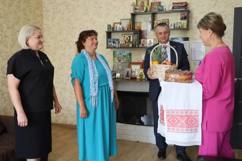 Перед началом нового учебного года подарки от руководства района, депутатского корпуса, общественных организаций, руководитель предприятий и организаций, шефствующих организаций, спонсоров, получают школьники района. - 5361708943751