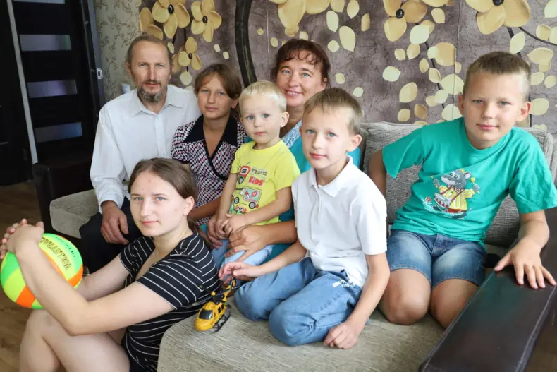 Перед началом нового учебного года подарки от руководства района, депутатского корпуса, общественных организаций, руководитель предприятий и организаций, шефствующих организаций, спонсоров, получают школьники района. - 5361708956807