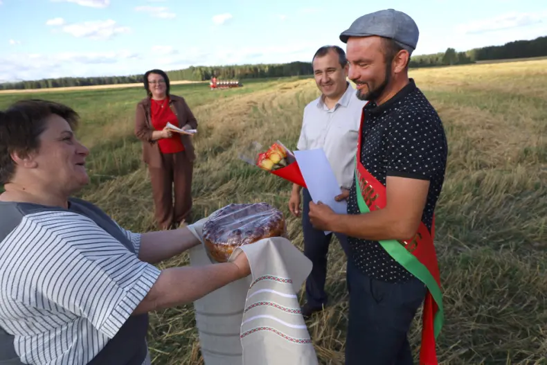 Сегодня поздравления принимал водитель-тысячник ОАО "Моисеевка" Андрей Горегляд. - 5361580914823