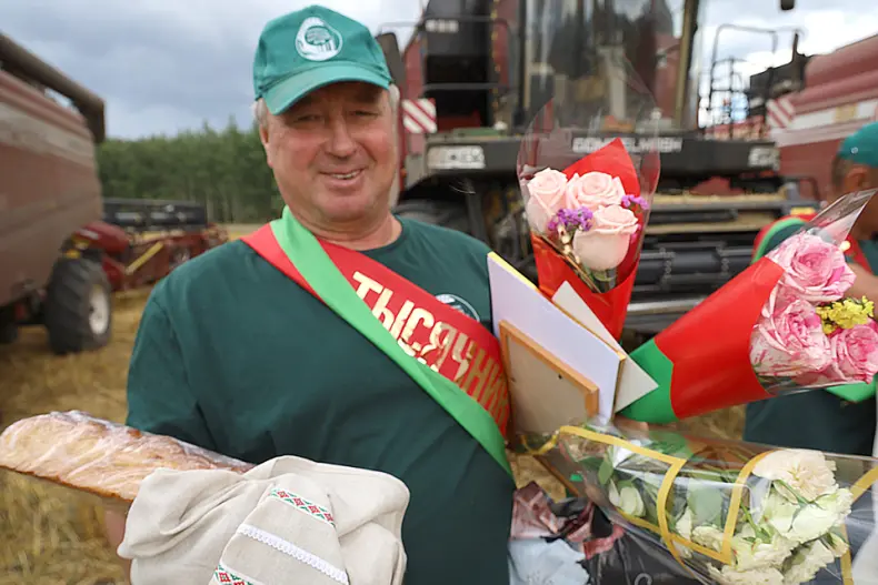 Сегодня с достижением заветного тысячного рубежа поздравления принимали комбайнеры ОАО "Краснослободское". - 5361569333383