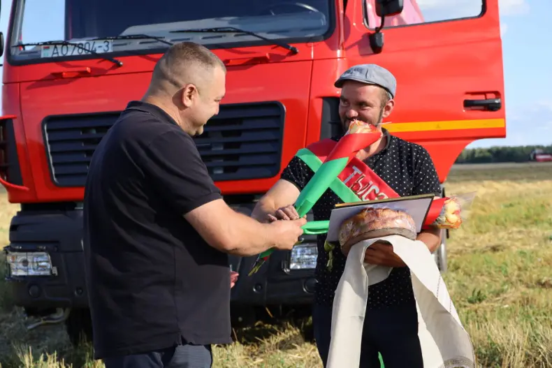 Сегодня поздравления принимал водитель-тысячник ОАО "Моисеевка" Андрей Горегляд. - 5361580891527