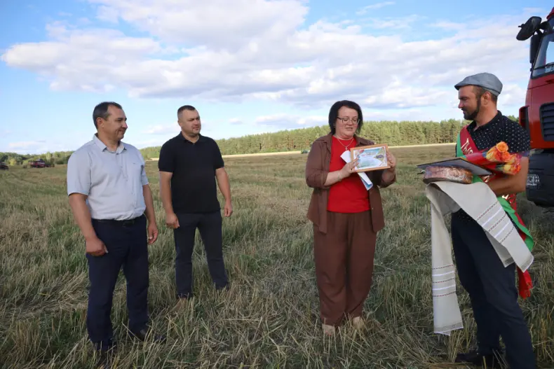 Сегодня поздравления принимал водитель-тысячник ОАО "Моисеевка" Андрей Горегляд. - 5361580891271