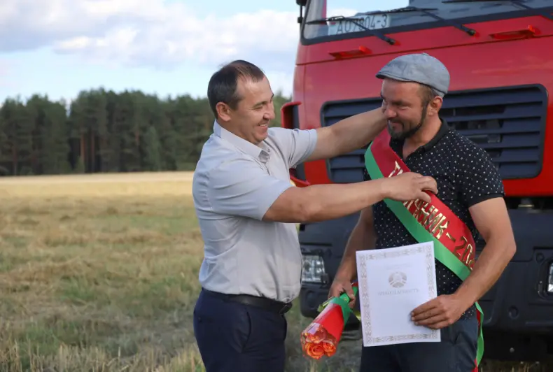 Сегодня поздравления принимал водитель-тысячник ОАО "Моисеевка" Андрей Горегляд. - 5361580892295